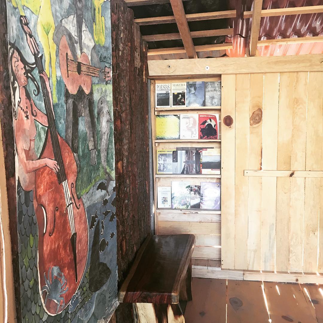 Interior rústico con mural y rincón de libros