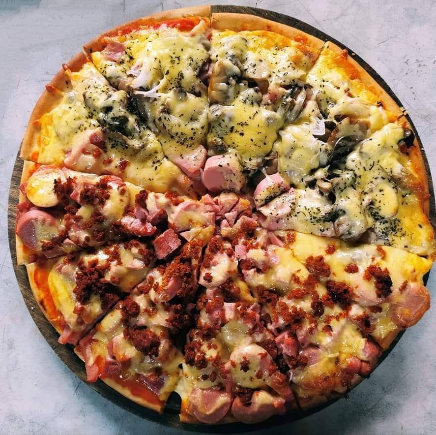 Pizza mitad y mitad con champiñones, jamón y chorizo