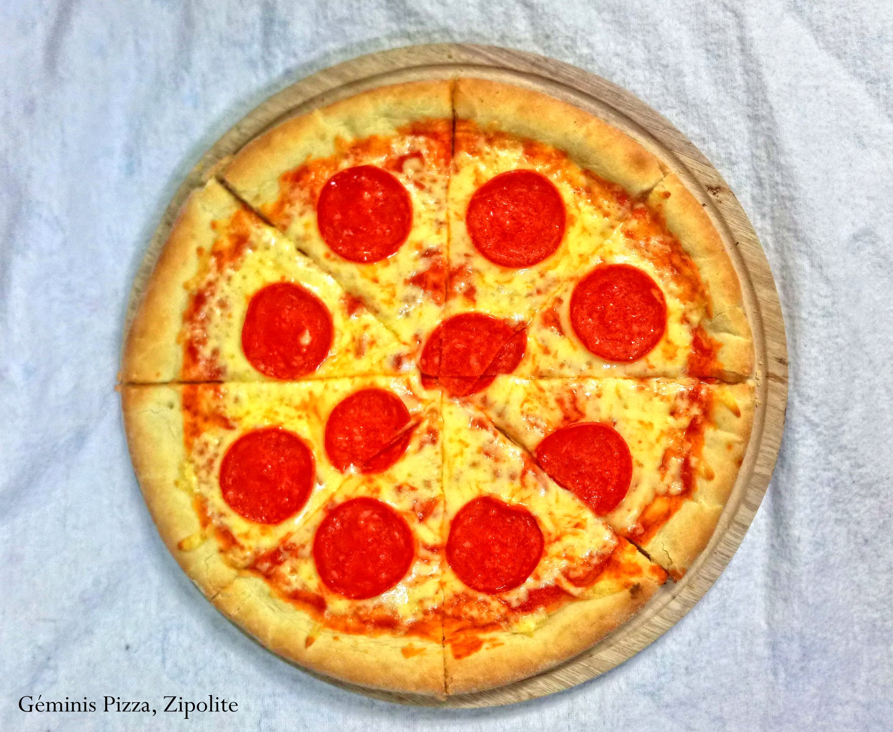 Pizza de pepperoni de Géminis vista desde arriba