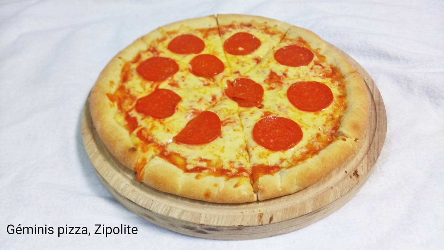 Pizza de pepperoni recién salida del horno